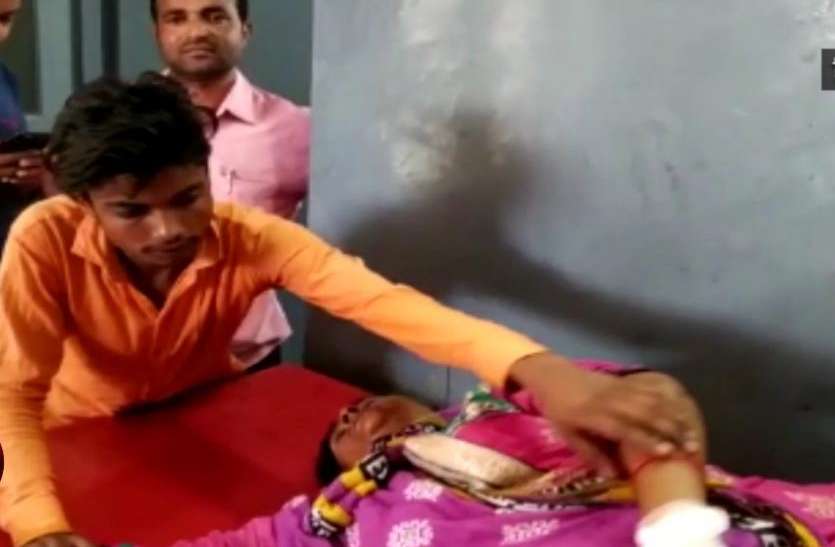 news युवकों ने शख्स पर फेंका एेसा सामान, विरोध करने आये पति-पत्नी तो मार दी गोली- देखें वीडियो