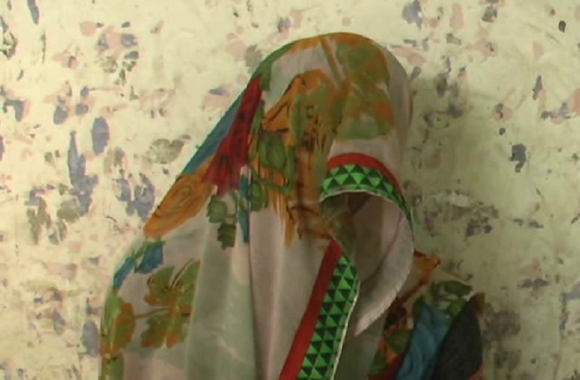 Woman beaten in jaipur साड़ी उतारकर महिला काे थाने के पीछे पेड़ से बांधा, बेल्ट से बुरी तरह से पीटा, हुई बेहोश