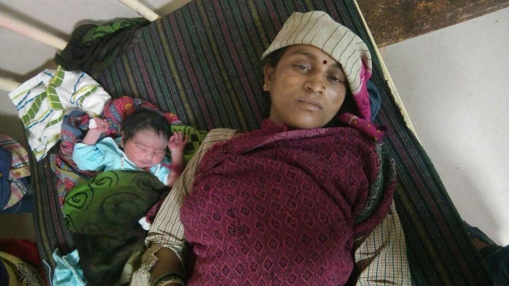 Pregnant woman, doctor, negligence, childbirth, ambulance, shivpuri, shivpuri news, , shivpuri news in mp सडक़ पर तड़पती रही प्रसूता, नहीं पहुंची 108 एम्बुलेंस