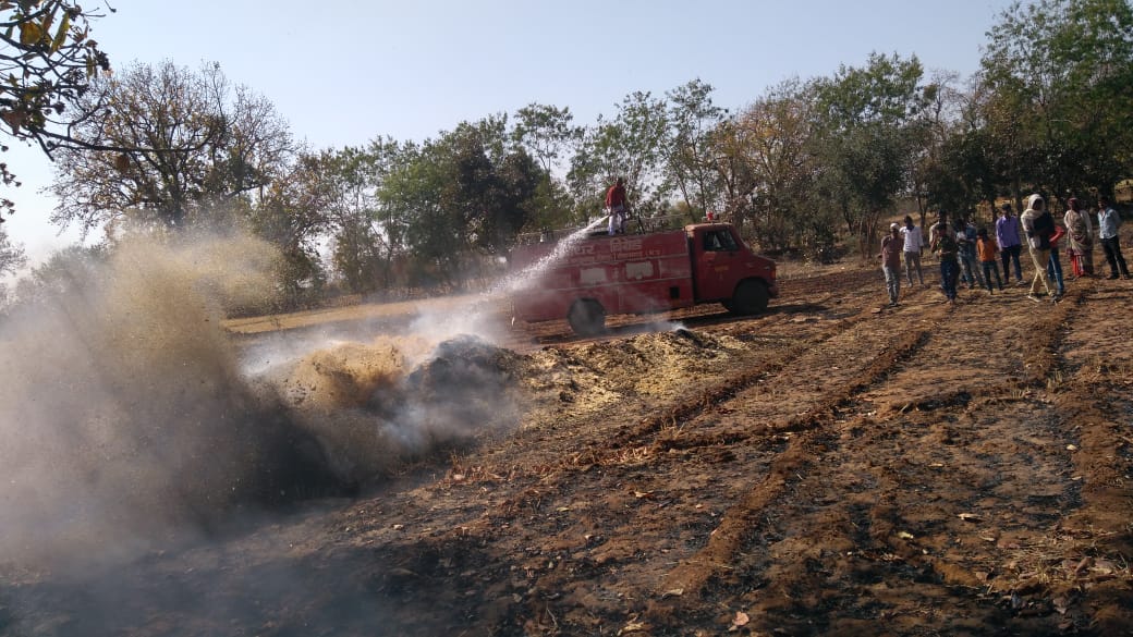 Jungle kept moving and remained anonymously unaware शॉर्ट सर्किट से लग रही भूसा और जगलों में आग