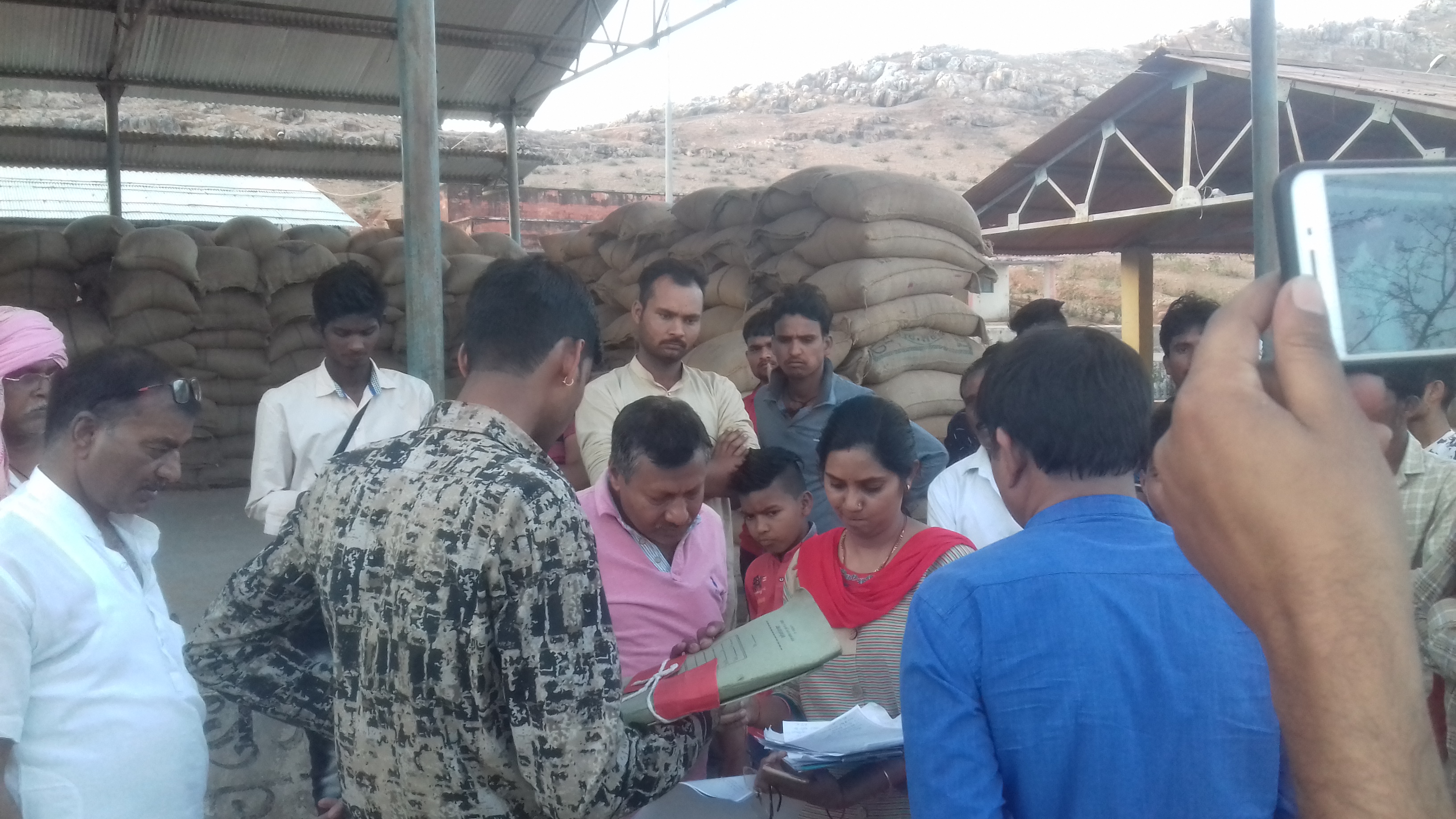 Auctioned in the market of seized government wheat मंडी में गेहूं की नहीं हो सकी नीलामी, व्यापारी पर माल बदलने का आरोप