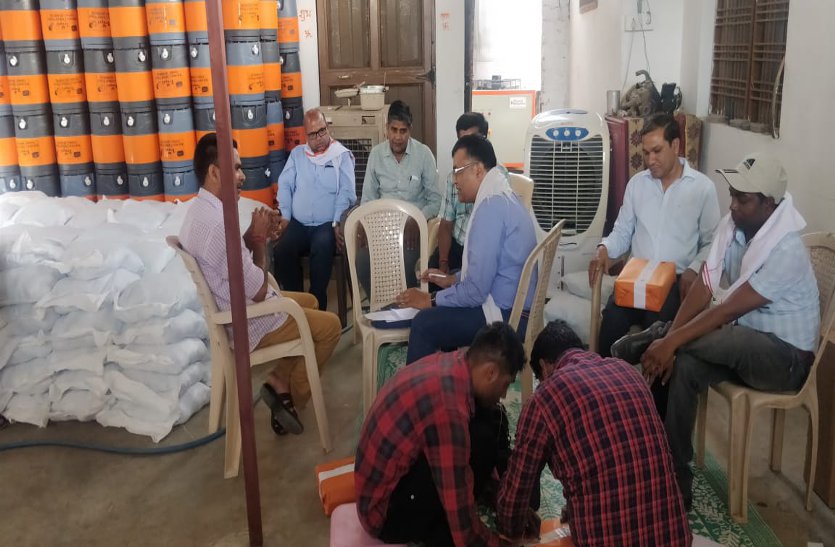 Was running illegal water pouch making business अवैध रुप से चल रहा था पानी पाउच बनाने का धंधा, किया सील