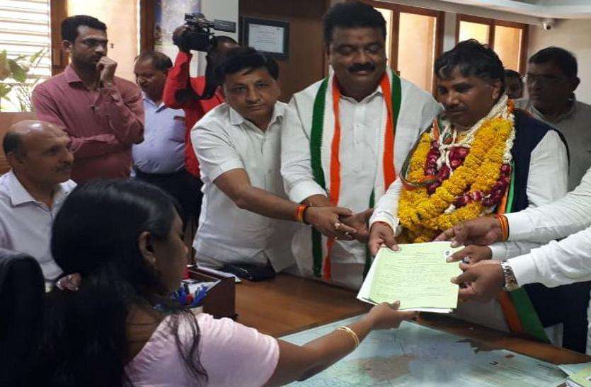 congress candidate सभी प्रत्याशियों ने अंतिम दिन दाखिल किया नामांकन