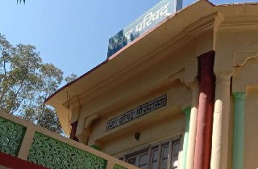 Public lavatories made by spending two and a half million rupees, ढाई करोड़ रुपए खर्च कर बना डाले सार्वजनिक शौचालय, अब सफाई लिए तरस गई आंखें