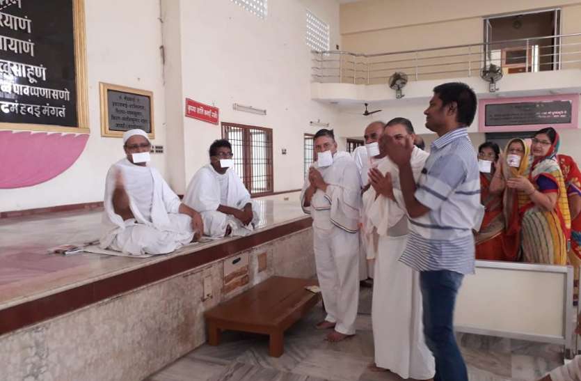 Adopt charity, satsang and restraint दान, सत्संग और संयम अपनाएं
