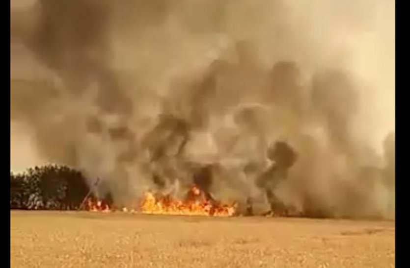 fire in wheat crop in hoshangabad आग बढ़ा रही अन्नदाता की मुसीबतें, खिंचने लगी चिंता की लकीरें, ये है कारण