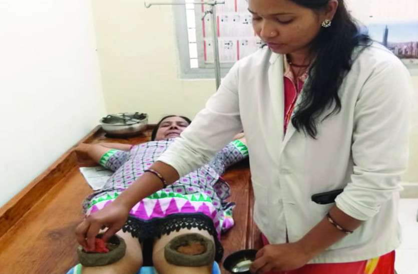 इस वैज्ञानिक युग में भी आयुर्वेद के प्रति लोगों का भरोसा बढ़ा, तीन साल में 21 हजार लोग पहुंचे आयुष तक इस वैज्ञानिक युग में भी आयुर्वेद के प्रति लोगों का भरोसा बढ़ा, तीन साल में 21 हजार लोग पहुंचे आयुष तक