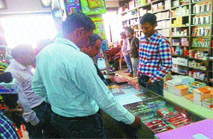 patrika यूकेजी की दो किताब खरीदने के लिए भेजा तो दुकानदार ने कहा- पूरा सेट खरीदना होगा, बनाया पंचनामा