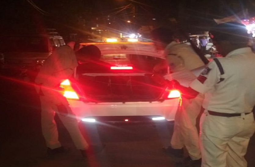 serching बदमाशों पर शिकंजा कसने आधी रात सड़क पर उतरे पुलिस अधिकरी