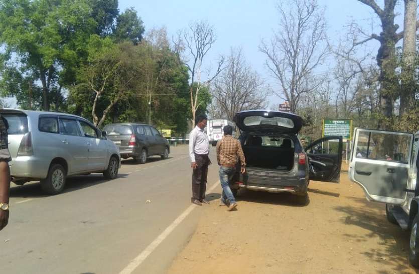 balaghat एफएसटी, स्थैतिक निगरानी टीमों द्वारा की जा रही वाहनों की जांच