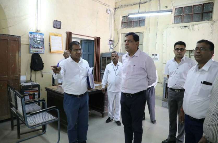 Commissioner कमिश्नर पहुंचे केआरएच, पुराने गद्दे और गंदगी देख हुए नाराज, प्रस्ताव बनाने के निर्देश