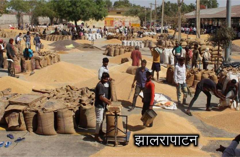 JHALRAPATAN गेहूं से अट गया मंडी परिसर