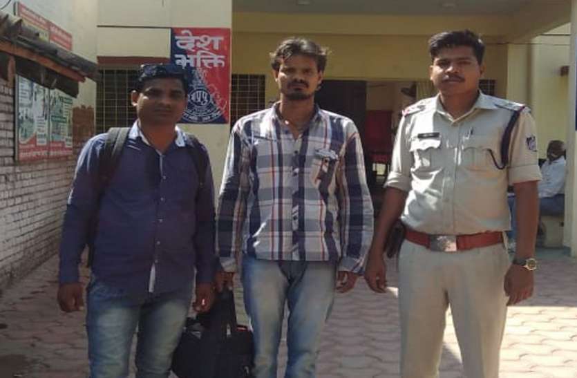 amazing human story. पागल समझ पत्थर मार रहे थे लोग, फिर कारीगर ने किया यह अनूठा काम