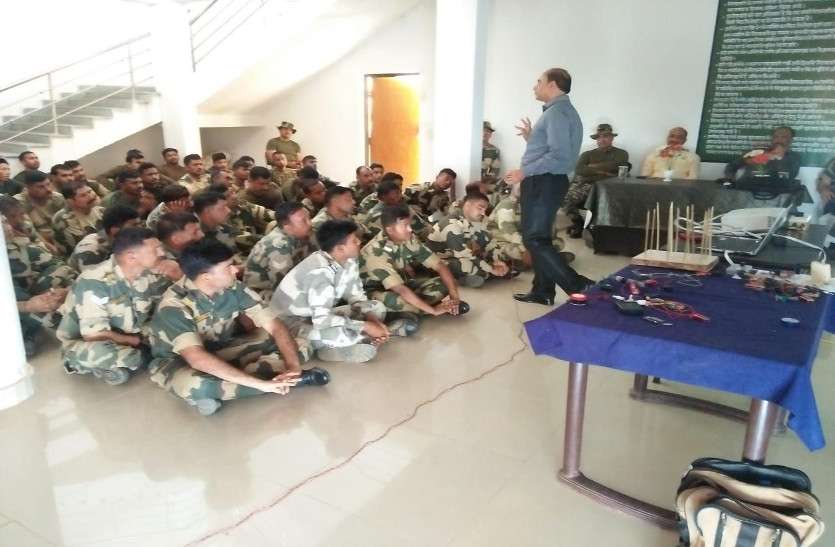 CGNews दूसरे राज्यों से चुनाव ड्यूटी पर आए सैनिकों को नक्सलियों व IED ब्लास्ट से निपटने की दी गई ट्रेनिंग