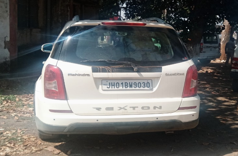 sized car चुनावी मौसम मेें झारखंड पुलिस चौकस, वाहन चेकिंग के दौरान 9.23 लाख जब्त
