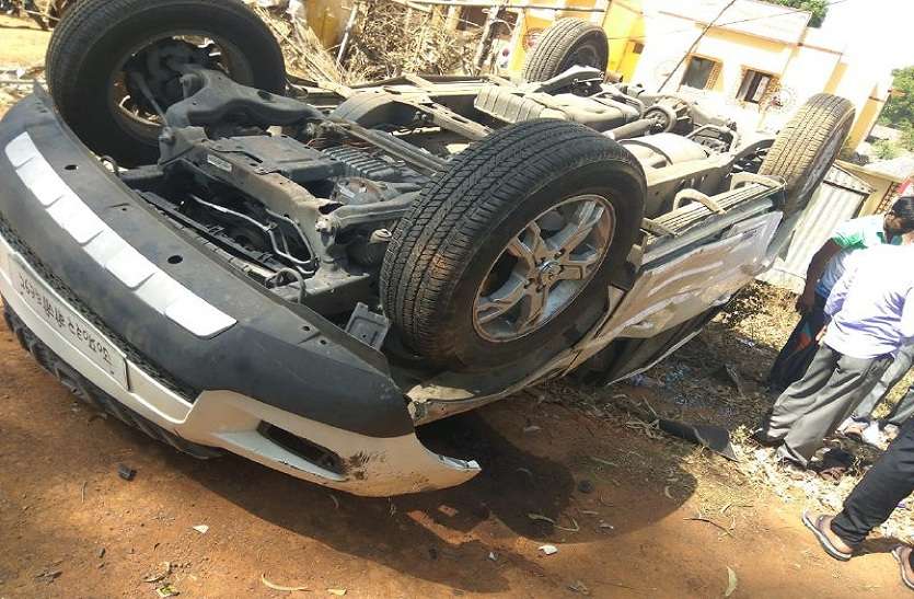 Scorpio accident महिला को बचाने में तेज रफ्तार स्कॉर्पियो पलटी, ड्राइवर की मौत, चार पुलिसकर्मी घायल