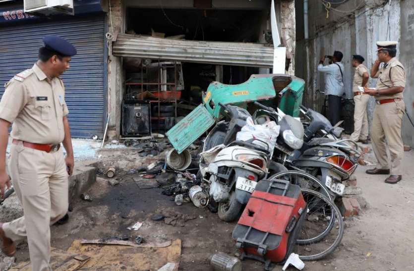 Cylinder blast, three death गैस सिलेंडर में ब्लास्ट से एक महिला समेत तीन की मौत