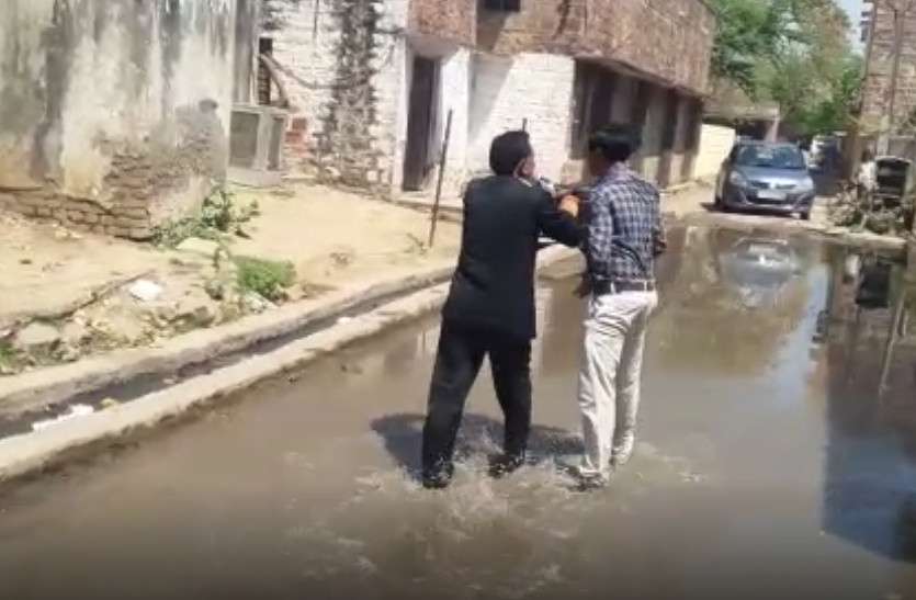 Lawyers वकीलों ने नगरपरिषद आयुक्त को गिरेबां पकड़ सीवर के पानी में घुमाया, मारपीट की