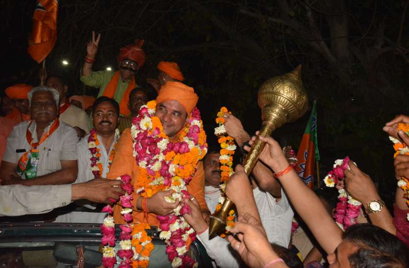 BJP Candidate Baba Balaknath Started Election Campaign In Alwar अलवर में भाजपा प्रत्याशी महंत बालकनाथ ने शुरु किया चुनावी प्रचार, पहले दिन 85 किलोमीटर तक किया जनसंपर्क, त्रिपोलिया मंदिर में किए दर्शन