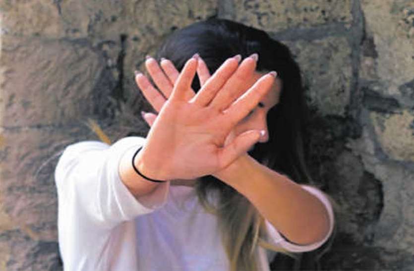 girl बॉलीवुड में हीरोइन बनाने का झांसा देकर युवती से बनाए संबंध, फिर खुला सच