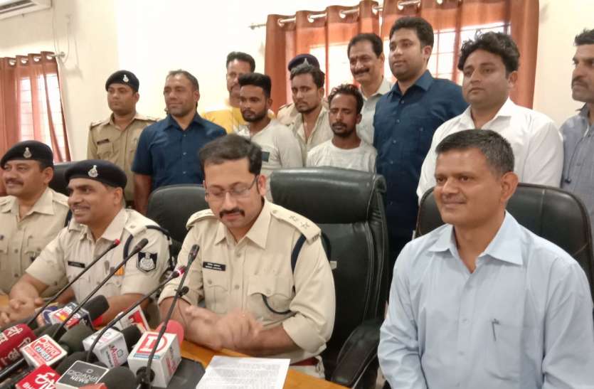 चारखम्भा फायरिंग प्रकरण में नया खुलासा, तीन आरोपी गिरफ्तार साजिश रची गई थी ऐबे की हत्या की, गोली मारी अफसर को