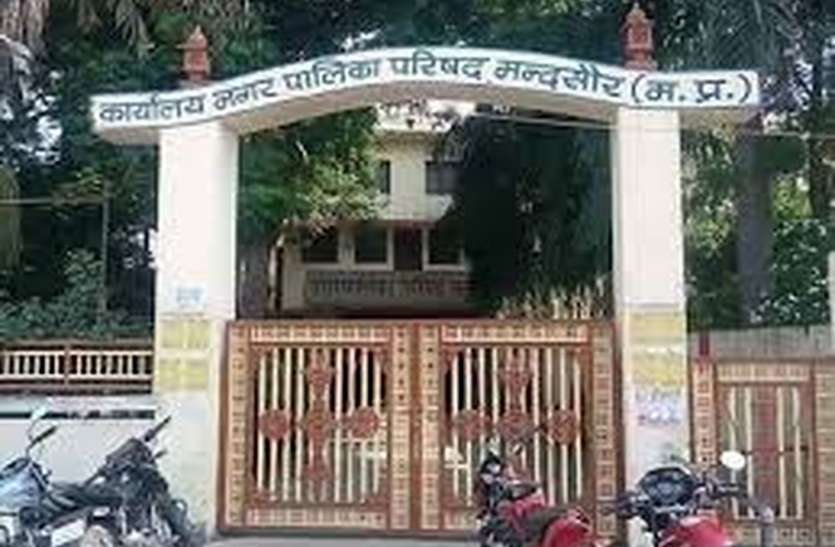 patrika शिकायत के बाद सभापति के कक्ष से हटाई गई नेमप्लेट