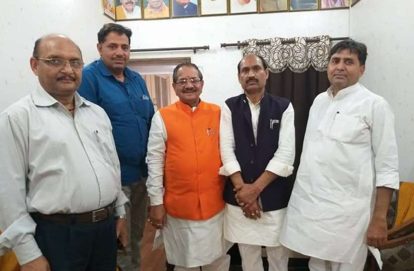 Shiv Singh Chak सपा को एक और झटका, एसपी सिंह बघेल के सामने चुनाव लड़ चुके पूर्व विधायक भाजपा में शामिल