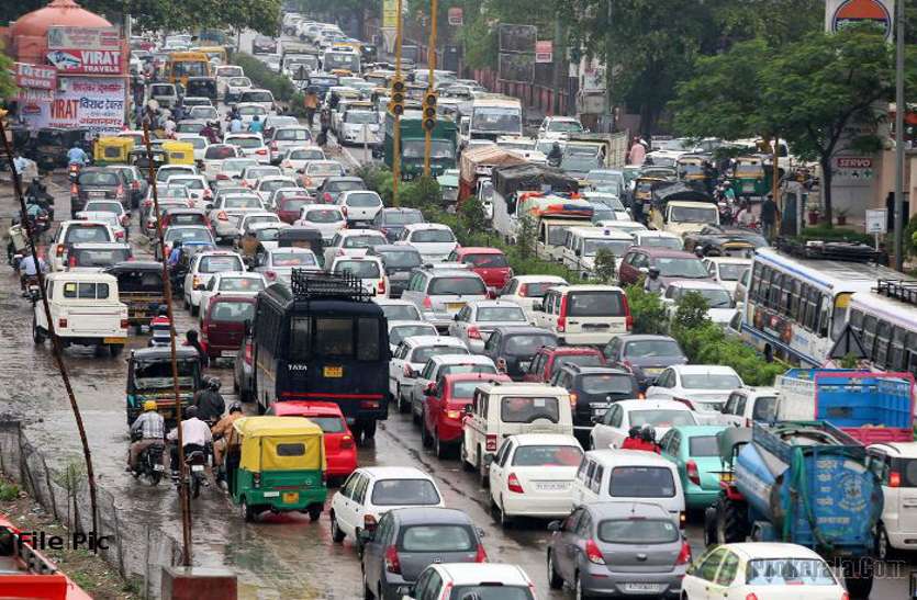 traffic शहर की सड़कों पर बढ़ता गया यातायात दबाव, बिगड़े हालात तो मानी गलती