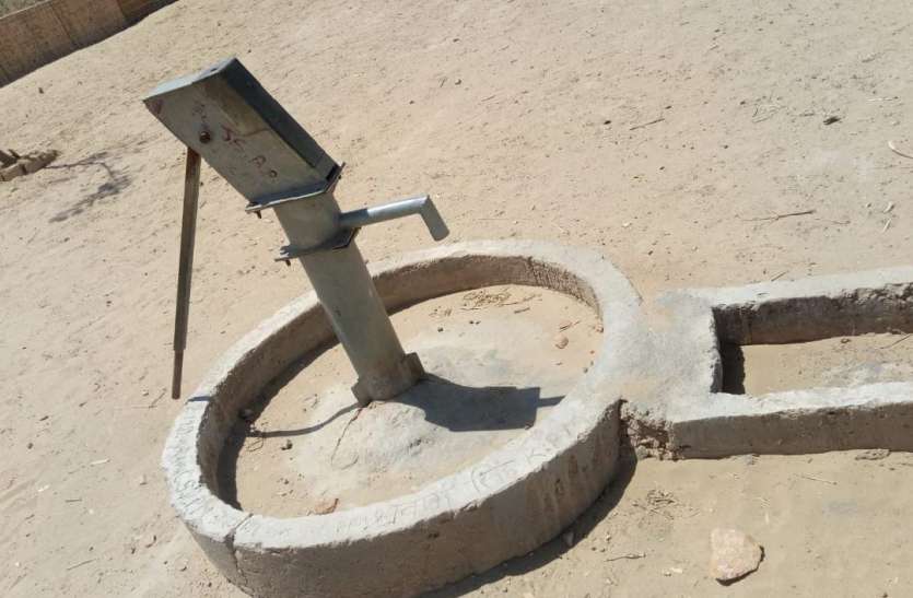 jaisalmer news ग्रामीण क्षेत्रों में हेंडपम्प खराब, पाइप लाइन से नहीं हो रही जलापूर्ति