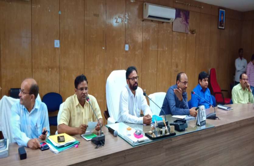 lucknow जिला निर्वाचन अधिकारी ने की बैठक, तय की रणनीति