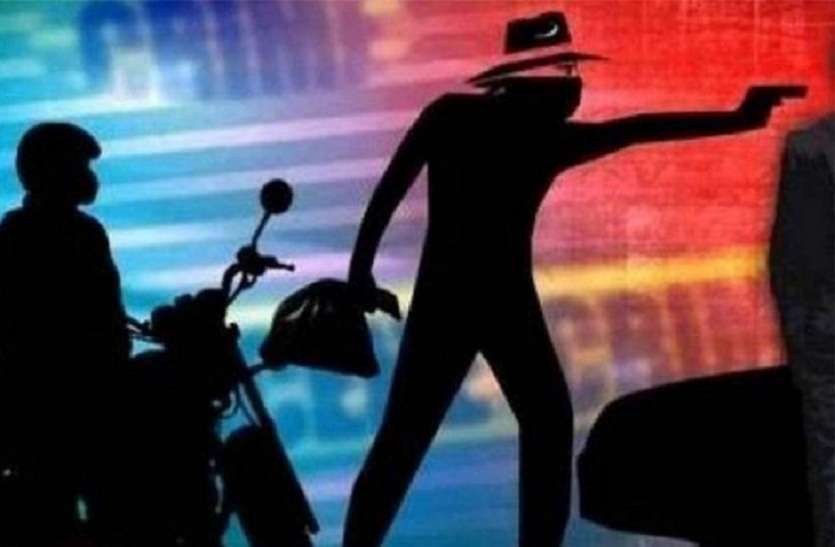 Loot in azamgarh आजमगढ़ में कर्मचारी से हथियार के बल पर डेढ़ लाख की लूट