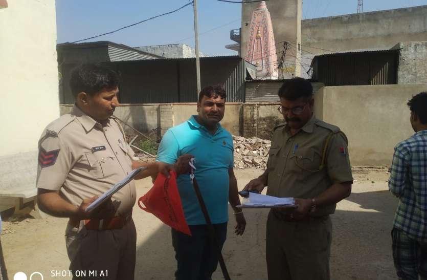 Truck collides with bike, dies of death ट्रक ने बाइक को मारी टक्कर, नवदम्पती की मौत