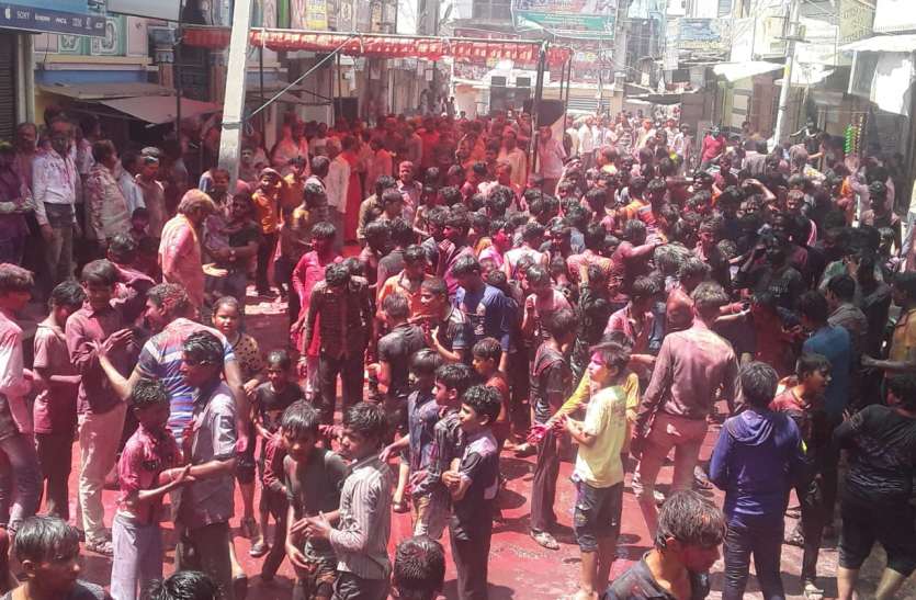 patrika प्राचीन परपंरा का निर्वहन कर मनाई रंगतेरस