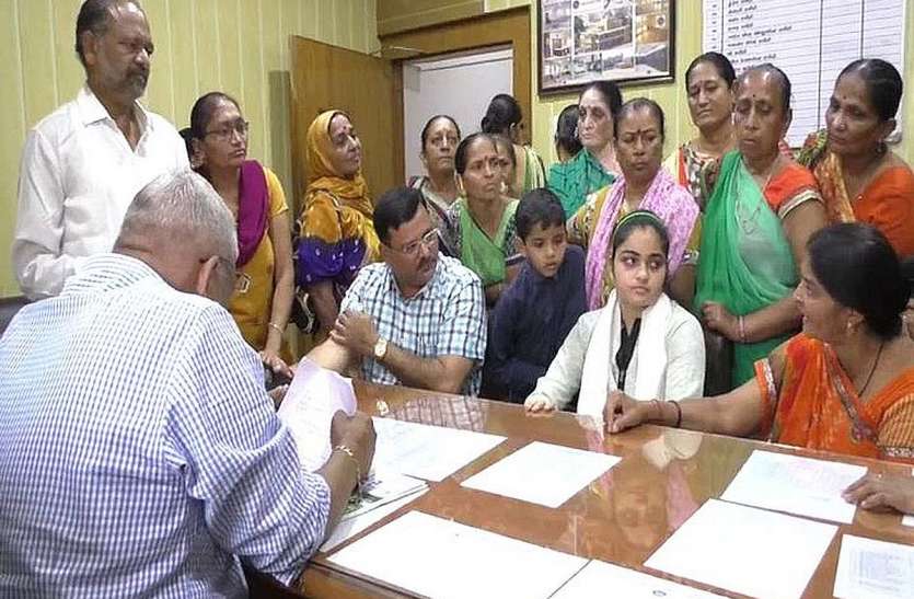 patrika बूंद-बूंद पानी को तरसती महिलाओं का भडक़ा गुस्सा