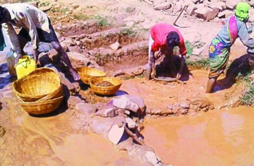 diamond smugling in panna सैकड़ों साल में भी नहीं टूटा हीरे के स्मगलिंग का तिलिस्म, दुनियाभर के लोगों को आकर्षित करता पन्ना