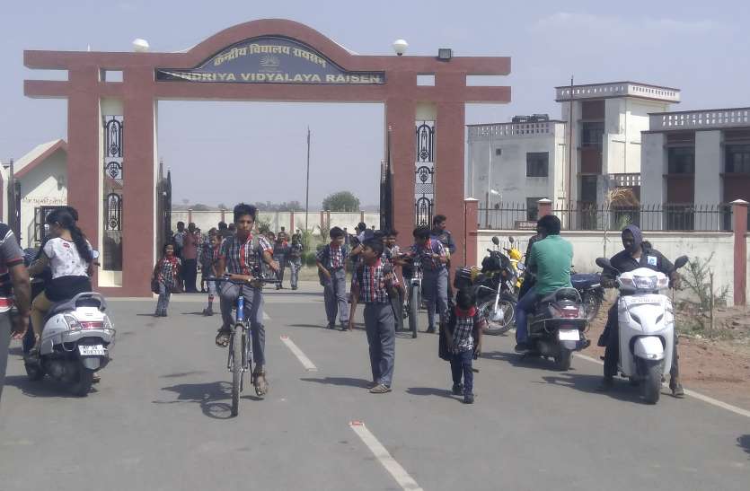 raisen school कलेक्टर को बच्चों से ज्यादा शिक्षकों की चिंता