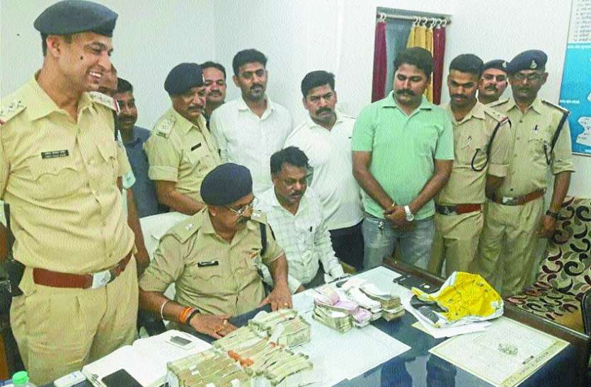 Amethi cash was being sent to Rs 22 lakhs from narsinghpur नरसिंहपुर कंदेली से अमेठी नकद भेजे जा रहे थे 22 लाख रुपये, पुलिस ने दबिश देकर किया गिरफ्तार