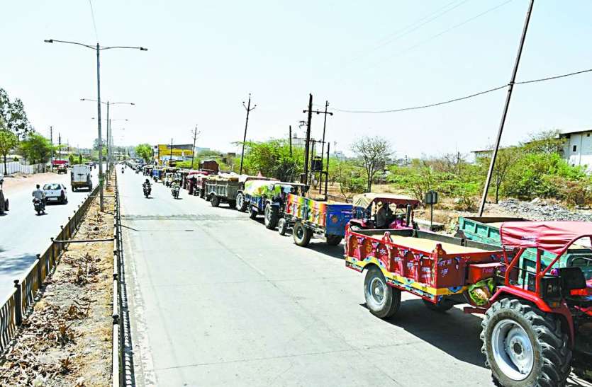 patrika अनाज मंडी गेट पर ताला, धूप में तपते रहे किसान