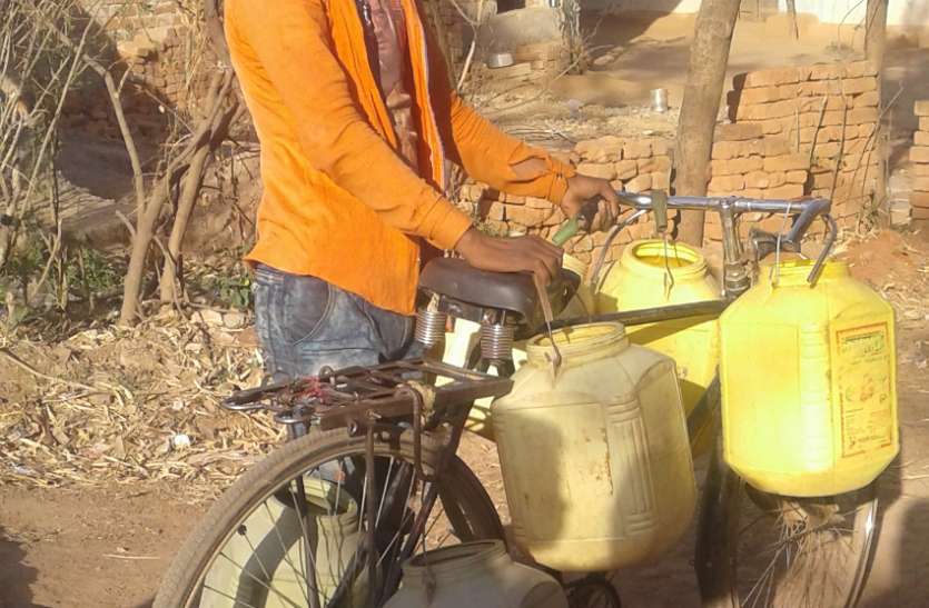 People carrying water from five km away पांच किमी दूर से पानी ढो रहे लोग