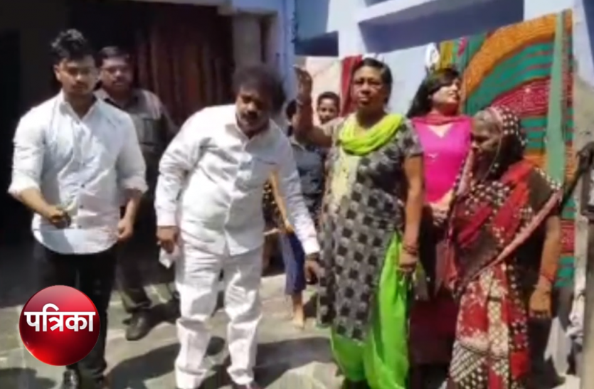 picture आजम के खिलाफ शिवपाल ने कारोबारी पर खेला दांव, नामाकंन से पहले पहुंचा इनका आशीर्वाद लेने, देखें वीडियो