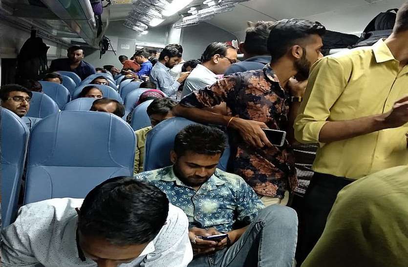 surat photo वलसाड से सूरत के बीच यात्रियों ने तीन बार चेन पुलिंग कर इंटरसिटी को रोका