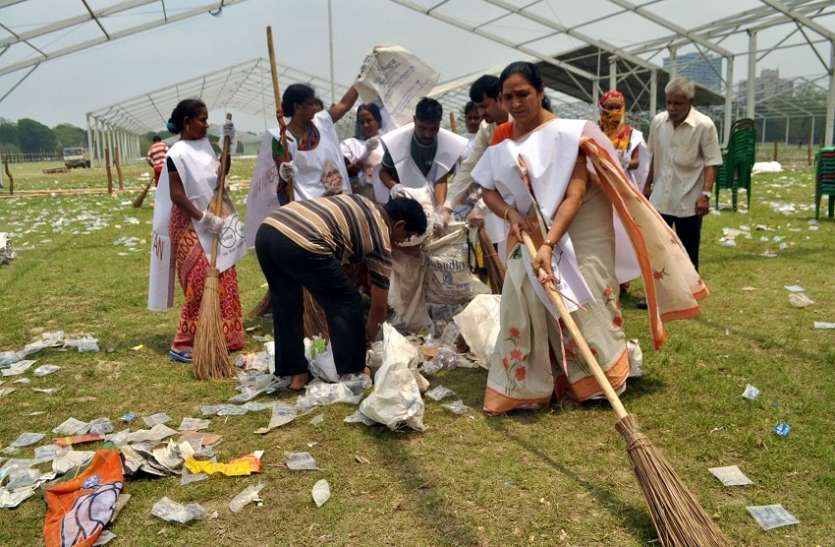kolkata मोदी की रैली के बाद ब्रिगेड में भाजपा का स्वच्छ भारत अभियान