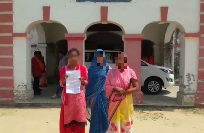 Girl लड़की पुलिस से बोली, सर प्रिंस मुझे रास्ते में गलत तरीके से छूने की कोशिश करता है, रेप की कोशिश कर चुका है, मेरी मदद करें