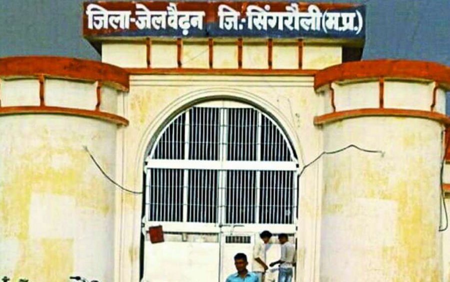 Instructions to give five lakh rupees to heir on death of prisoner under consideration