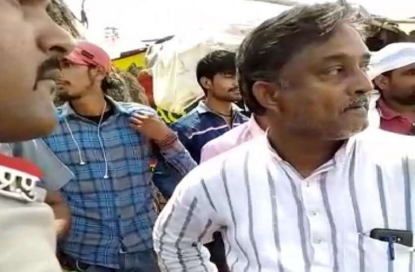 Loktantrik samajwadi party President filed a case वीडियो में देखें: इसे क्या कहेंगे, पुलिस की मनमानी या फिर नेता की रंगदारी...