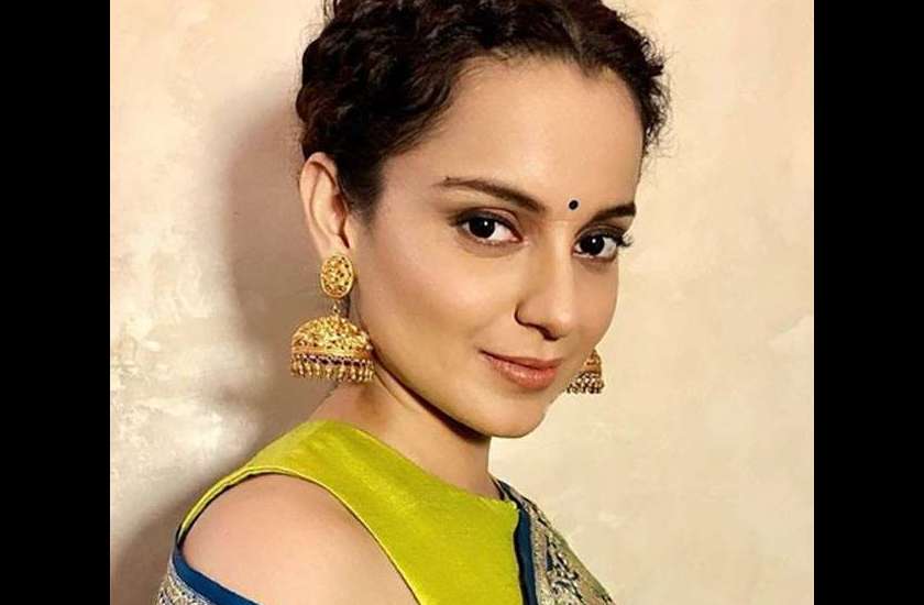 kangana-ranaut-eating-gol-gappa-in-market-photo