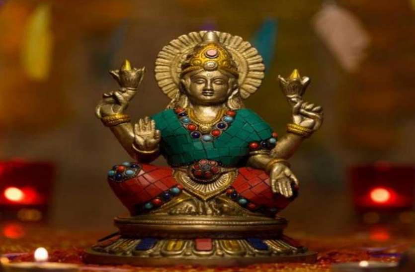 maa laxmi शुक्रवार को पढ़ लें सिर्फ ये एक मंत्र, जल्द बन जाएंगे करोड़पति