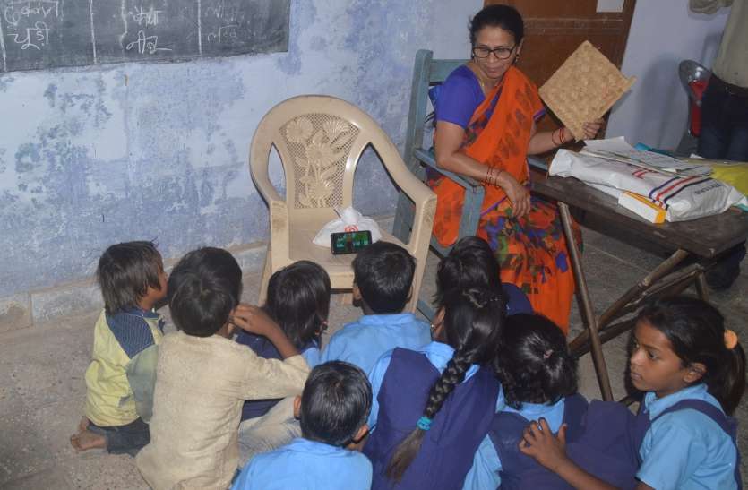 Government school Lightning heat student teacher बिना पंखे कूलर के जानिए यहां किस तरह गर्मी में दिन काट रहे बच्चे