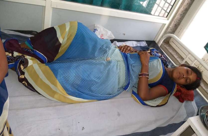 Husband throws wife's breathlessly ससुराल में नहीं मिली मोटर साइकिल व चेन, पति ने पत्नी की बेदम पिटाई की