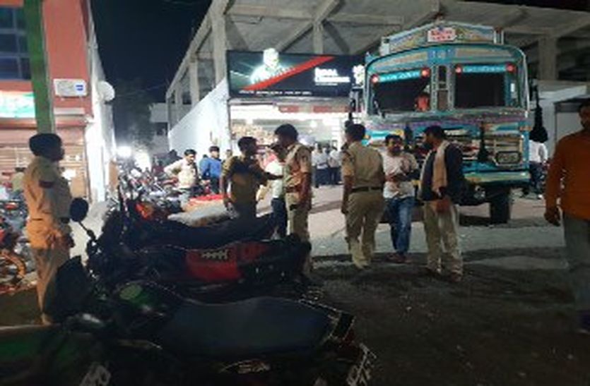crime हत्याकांड में फरार बदमाश की तलाश में अहाता पहुंची पुलिस